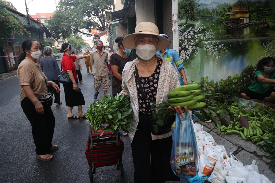 Người dân Hà Nội mua sắm thực phẩm trong thời gian giãn cách xã hội ảnh: Mạnh Thắng