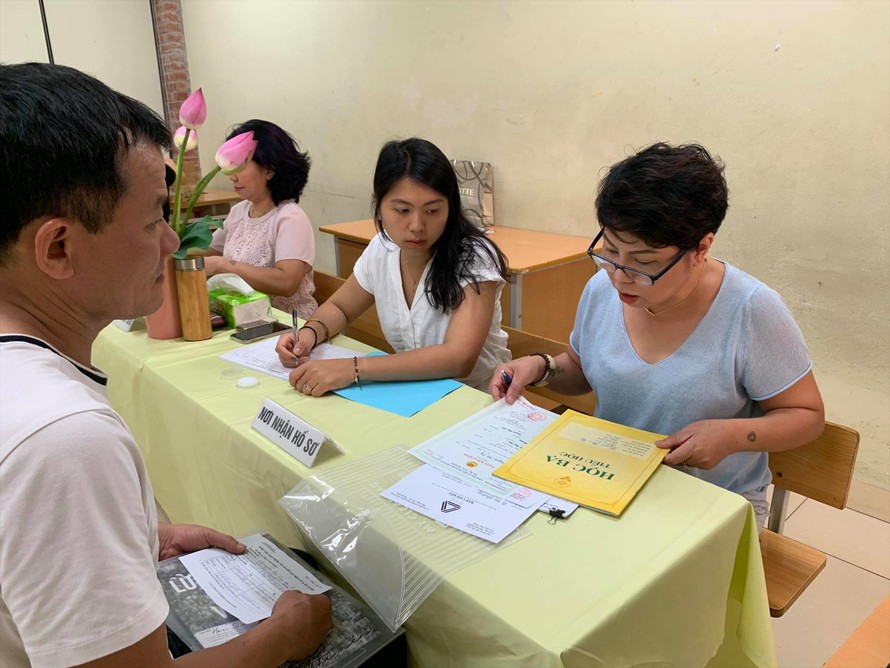 Phụ huynh làm hồ sơ trực tiếp tuyển sinh lớp 6 tại Hà Nội 