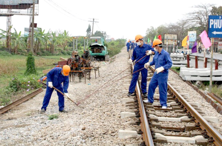 Công nhân đường sắt duy tu, bảo dưỡng tuyến đường sắt Bắc – Nam Ảnh: PT