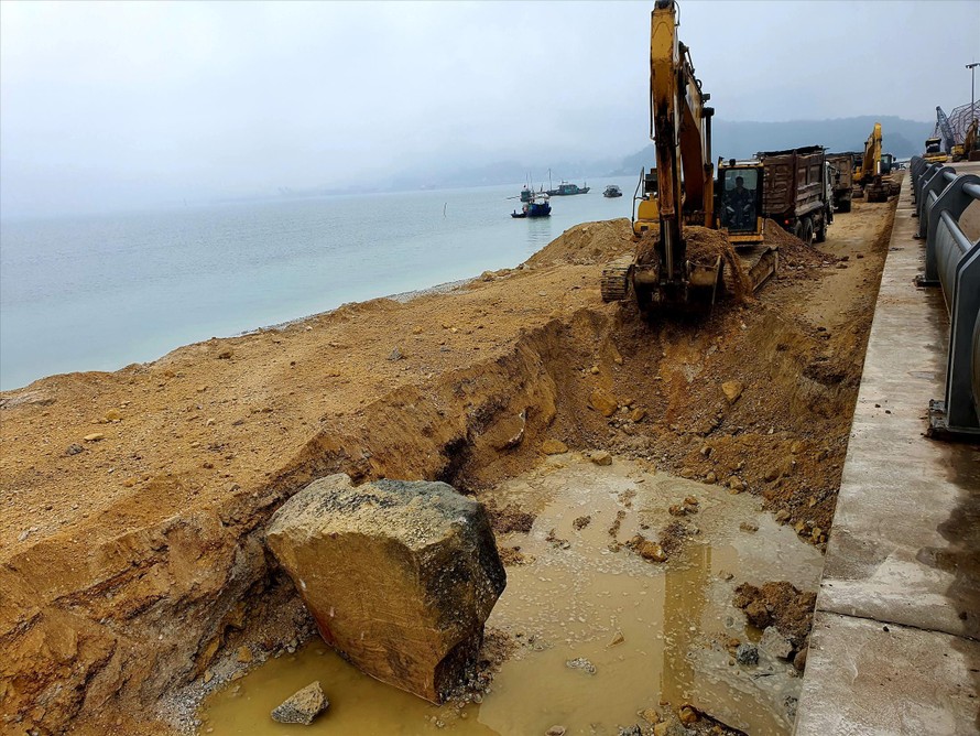Một khối lượng lớn đất đá đổ xuống vịnh Bái Tử Long trong những ngày Tết Nguyên đán