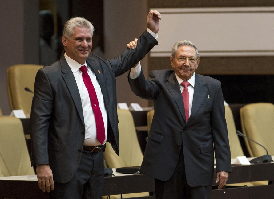 Cái nắm tay chuyển giao thế hệ. Trong ảnh: Ông Raúl Castro (phải) và ông Miguel Díaz-Canel tại đại hội ảnh: AP 