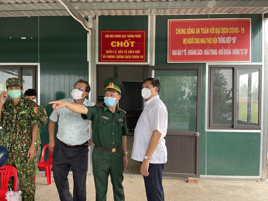 Thứ trưởng Bộ Y tế Đỗ Xuân Tuyên (bên phải) kiểm tra ở một chốt chặn 