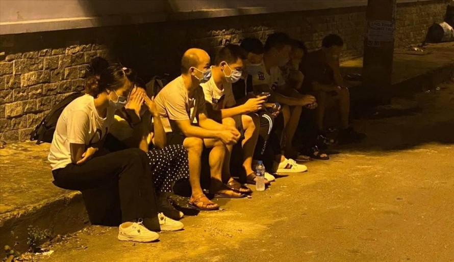 Công an quận Tân Phú phát hiện, bắt giữ 8 người Trung Quốc nhập cảnh trái phép vào TPHCM 