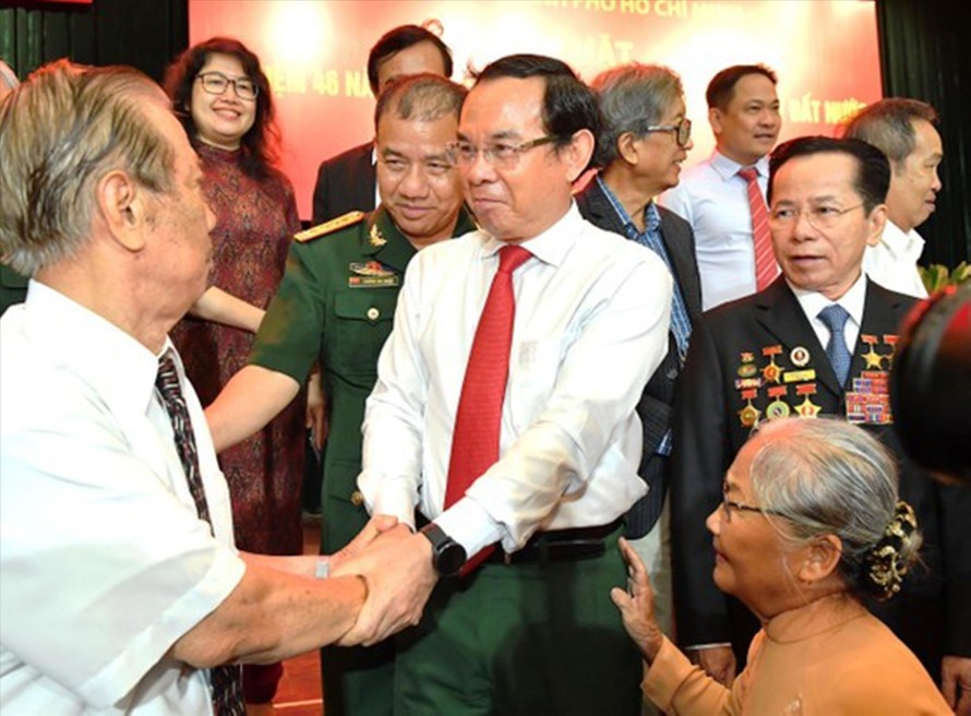 Bí thư Thành ủy TPHCM Nguyễn Văn Nên bắt tay luật sư Triệu Quốc Mạnh (bìa trái) cựu Đô trưởng Cảnh sát Sài Gòn – Gia Định 