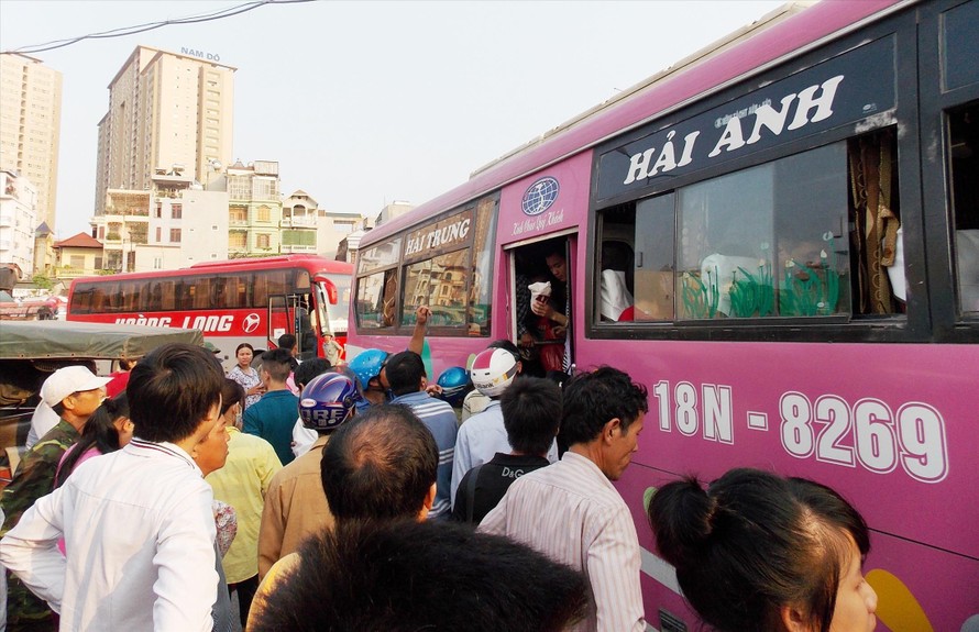 Bến xe Hà Nội được tăng cường 500 lượt xe để giải tỏa hành khách Ảnh: T.Đảng 