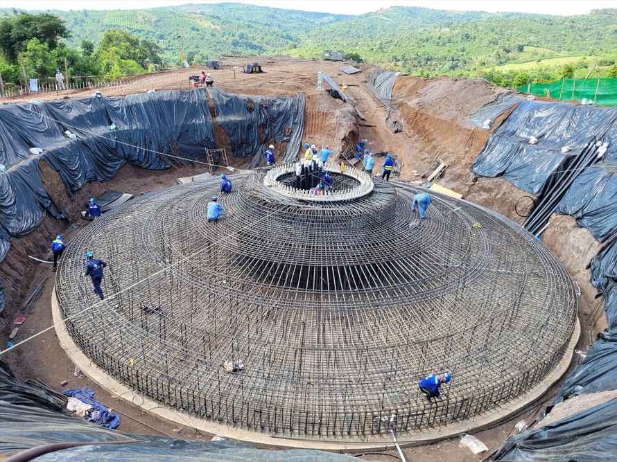 Công nhân đang xây dựng dự án điện gió ở xã Cư Né 