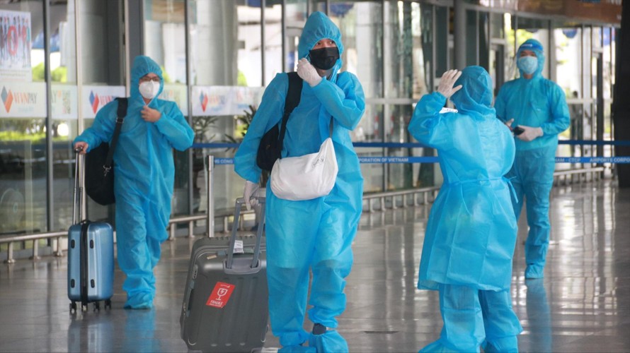Những công dân Đà Nẵng về tới sân bay Đà Nẵng trưa 21/7