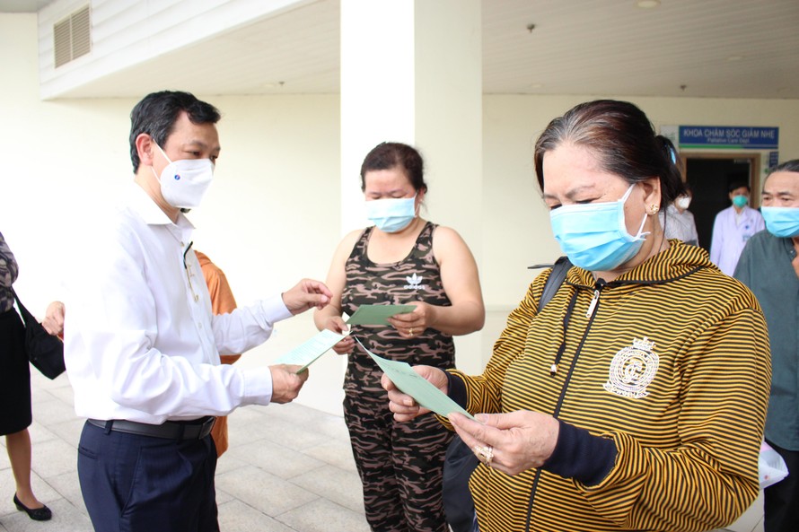 TS.BS Nguyễn Tri Thức, Giám đốc Bệnh viện Hồi sức COVID-19 động viên bệnh nhân trước khi xuất viện 