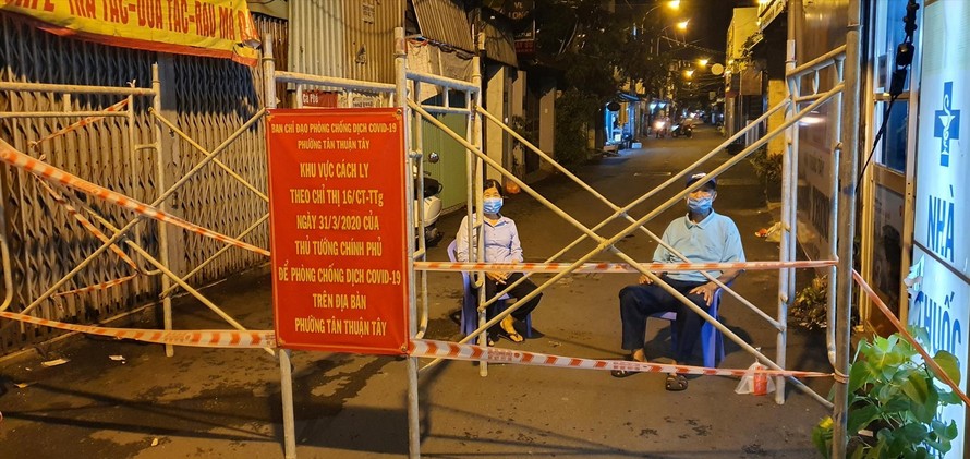 Từ 18 giờ ngày 8/7, hàng rào phong tỏa dựng lên khắp nơi quanh khu phố 4, phường Tân Thuận Tây Ảnh: Đại Dương 