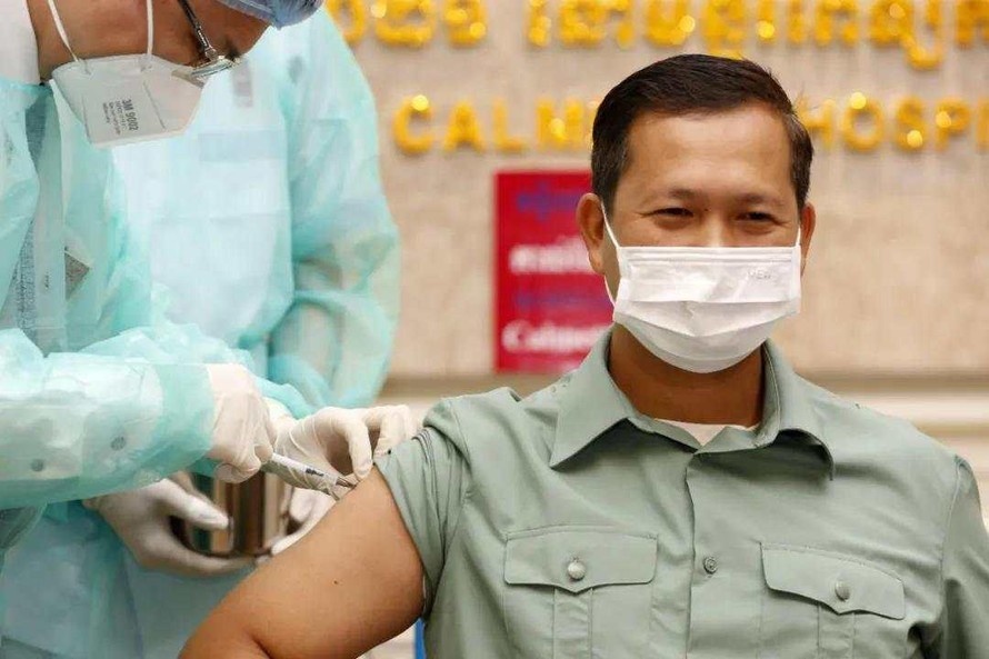 Hun Manet –quan chức quân đội, con trai Thủ tướng Hun Sen là một trong những người đầu tiên ở Campuchia tiêm vắc-xin Sinopharm. Ảnh: Xinhua 