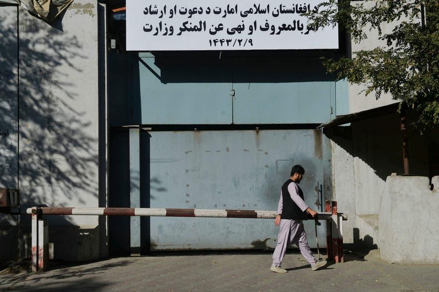 Lối vào Bộ Tuyên truyền Đức hạnh và Phòng chống Tệ nạn ở Kabul.