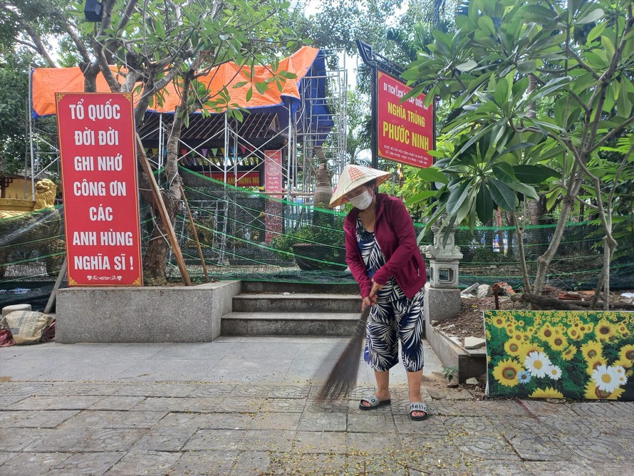 Người dân quét dọn, chăm sóc Nghĩa trủng Phước Ninh và mong muốn khu đất A2 là công viên thay vì bãi đậu xe 