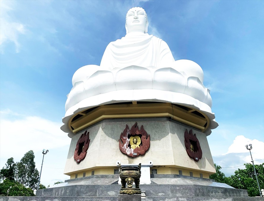 Tượng Kim Thân Phật Tổ - tượng phật ngoài trời lớn nhất Việt Nam được đặt tại vị trí cao nhất trên đồi Trại Thủy