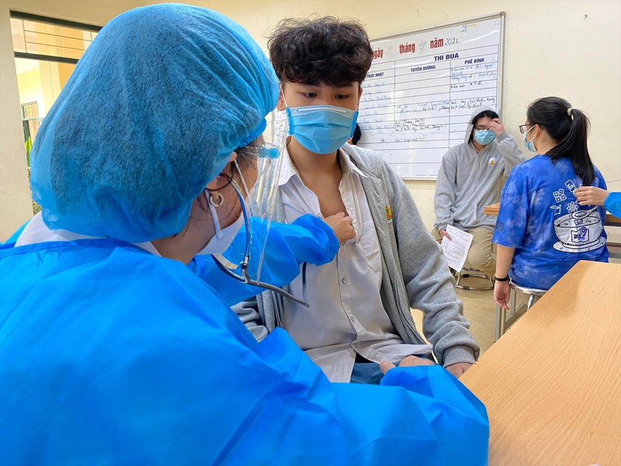 Học sinh THPT Hà Nội tiêm vắc xin sẵn sàng tựu trườngẢnh: Quỳnh Anh 