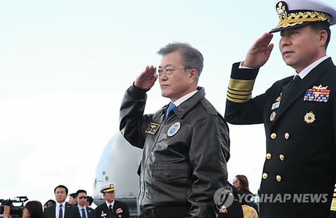 Tổng thống Hàn Quốc Moon Jae-in (thứ hai từ phải sang) tại cuộc diễn tập của hạm đội quốc tế tại đảo Jeju, Hàn Quốc Ảnh: Yonhap