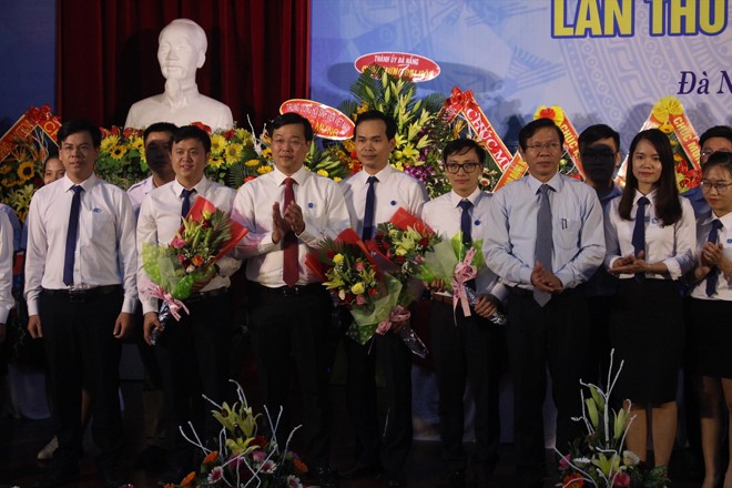 Anh Lê Quốc Phong tặng hoa chúc mừng BCH Hội Sinh viên TP Đà Nẵng khóa III Ảnh: Giang Thanh