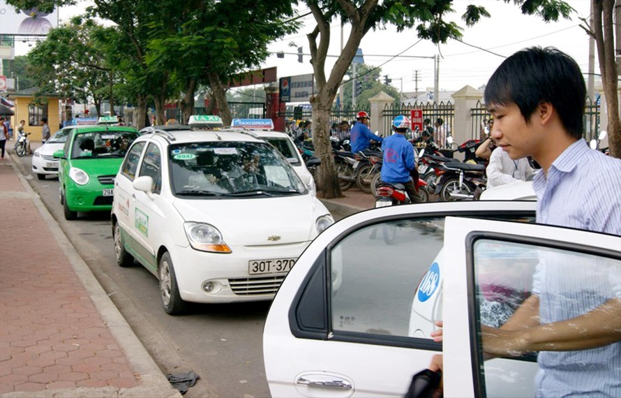 Xe hợp đồng dưới 9 chỗ phải gắn mào “Xe hợp đồng” như mào “Taxi” hiện nay Ảnh minh họa: Phạm Thanh