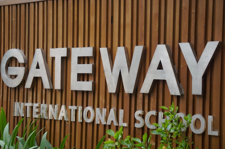 Trường tiểu học và THCS Gateway đã bỏ chữ “quốc tế” trên website tuy nhiên biển tên trước cổng vẫn để nguyên