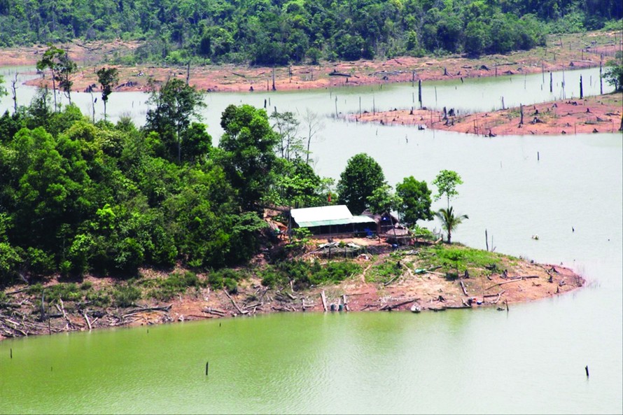 Ngôi nhà ông Hào nằm trên ốc đảo giữa lòng hồ thủy điện Khe Diên 