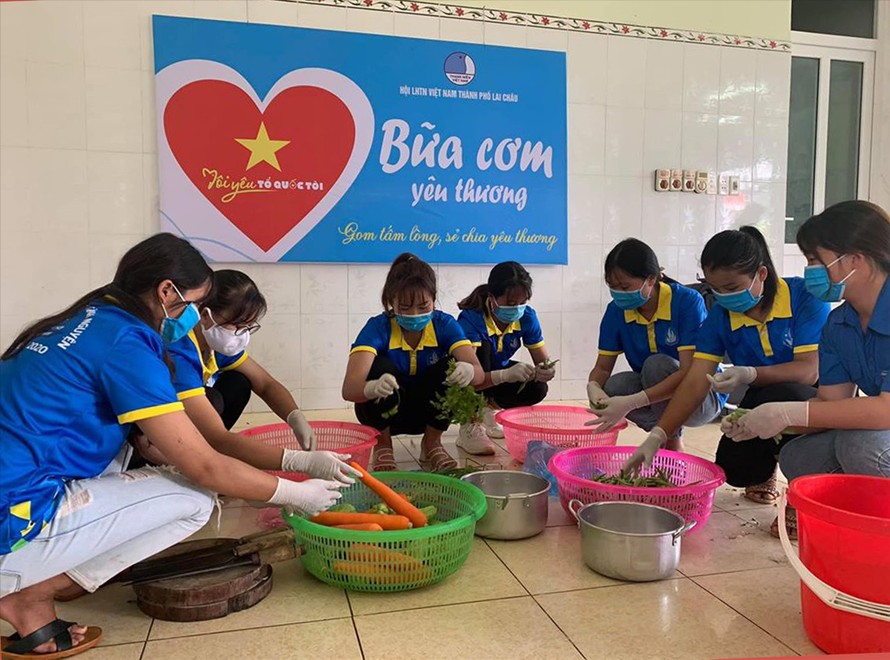 Các tình nguyện viên chuẩn bị “Bữa cơm yêu thương” tặng thí sinh dân tộc có hoàn cảnh khó khăn ở Lai Châu Ảnh: PV