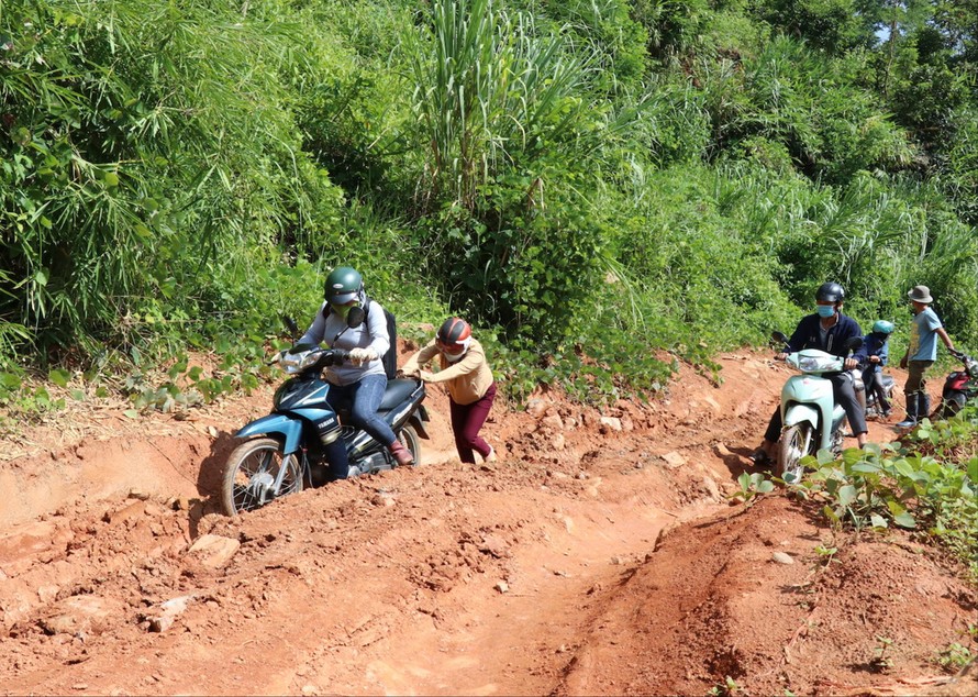 Con đường vào làng Ðê Kôn 