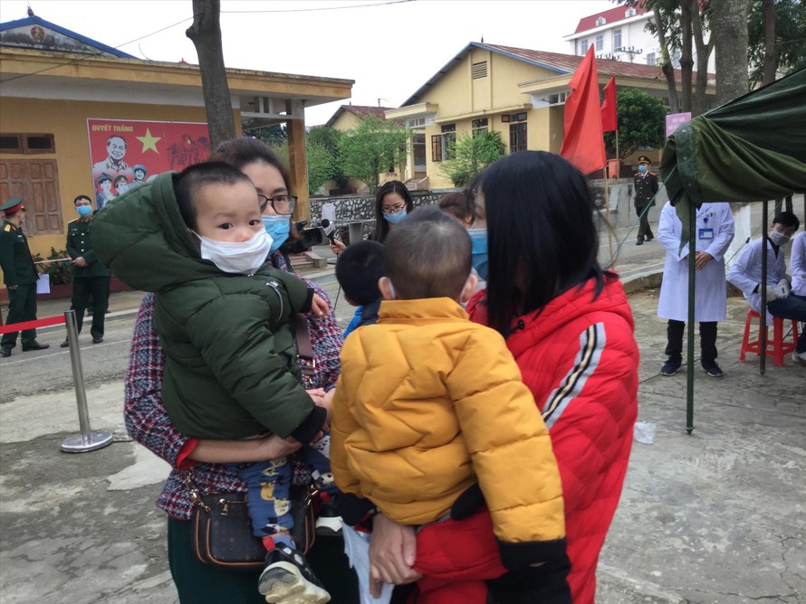 Nhiều phụ nữ trở về từ Trung Quốc mang theo trẻ nhỏ Ảnh: Duy Chiến 