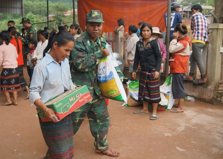 Bộ đội Biên phòng Quảng Trị đưa người dân ra khỏi vùng lũ đêm 17/10. Ảnh: Lộc Liên 