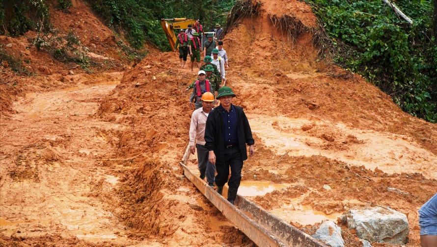 Lãnh đạo tỉnh TT-Huế cùng lực lượng chức năng có mặt tại hiện trường Rào Trăng​3 để tìm kiếm nạn nhân mất tích