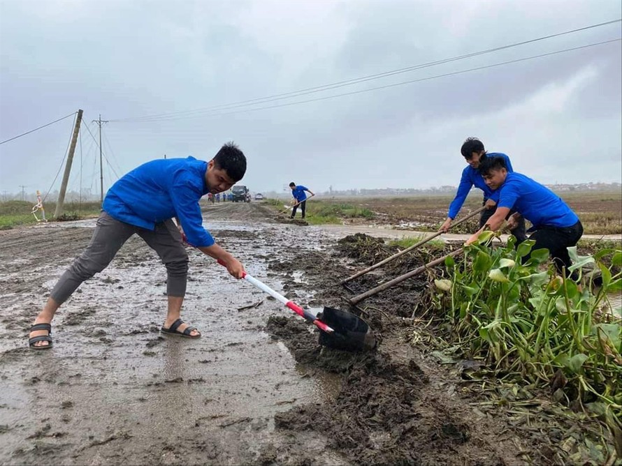 Những “chiến sĩ” áo xanh thông đường vào điểm nóng 