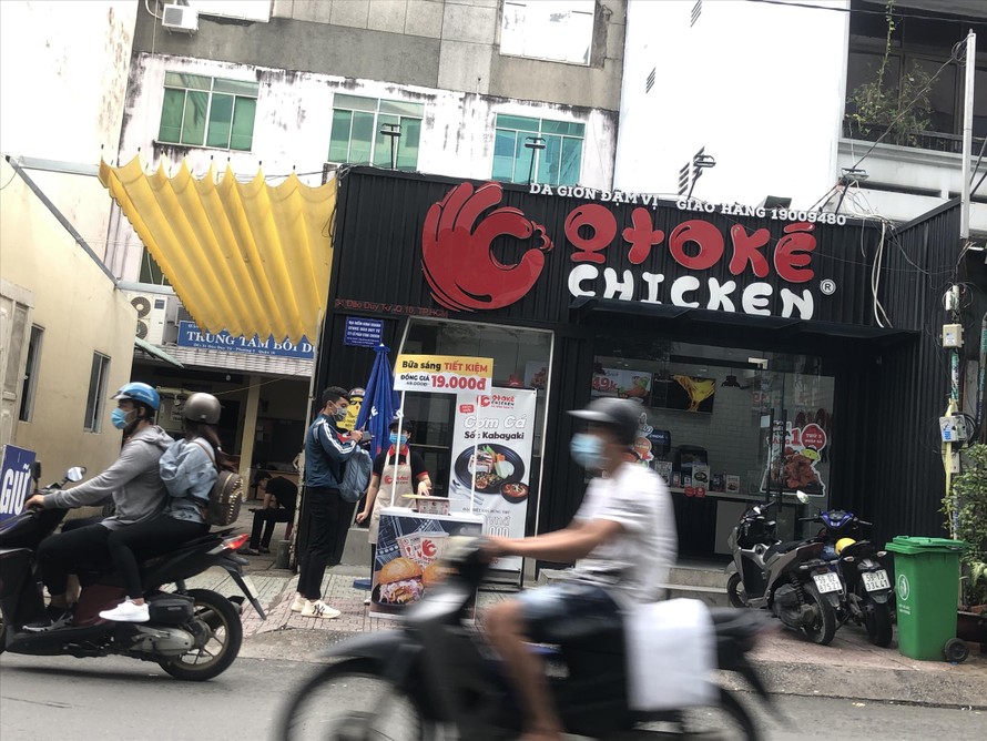 Otoke Chicken đưa kios ra trước cửa hàng bán cho khách mang đi 