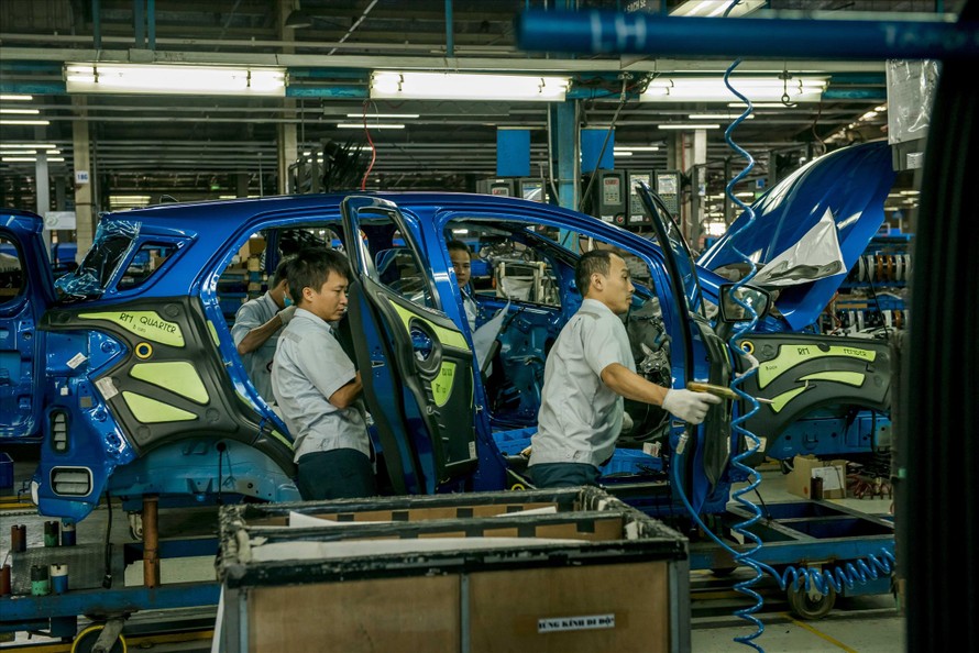 Công nhân nhà máy Ford của hãng xe Mỹ ở Hải Dương đang lắp ráp ô tô 