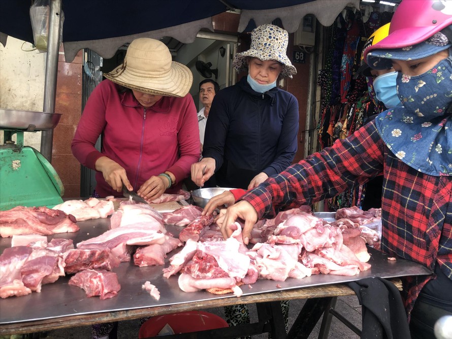 Nhiều người tranh thủ mua thịt heo tại một gian hàng bên hông chợ Bà Chiểu. Ảnh chụp ngày 27/12