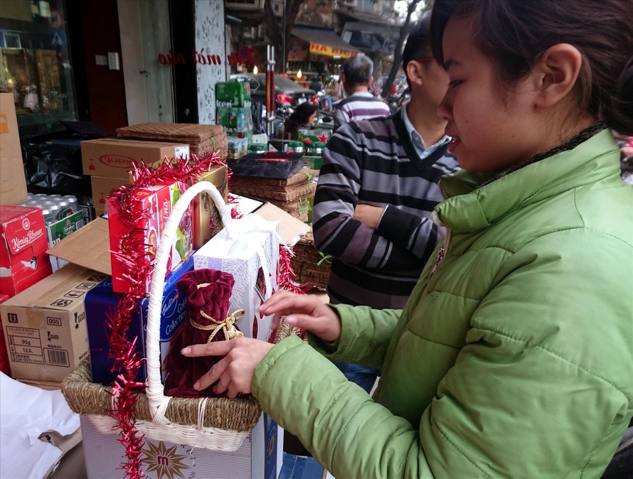 Năm nay, giỏ quà Tết bình dân thu hút người dân mua đem biếu, tặng 