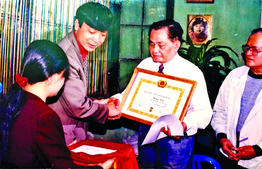 Đồng chí Đoàn Văn Thái trao quyết định và trao tặng Huy hiệu 65 năm tuổi Đảng cho NS Hoàng Hòa