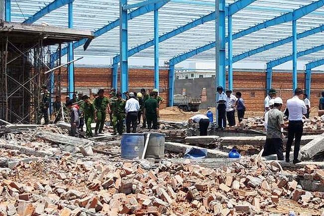 Vụ sập tường 6 người tử vong: Đình chỉ thi công, khám nghiệm hiện trường