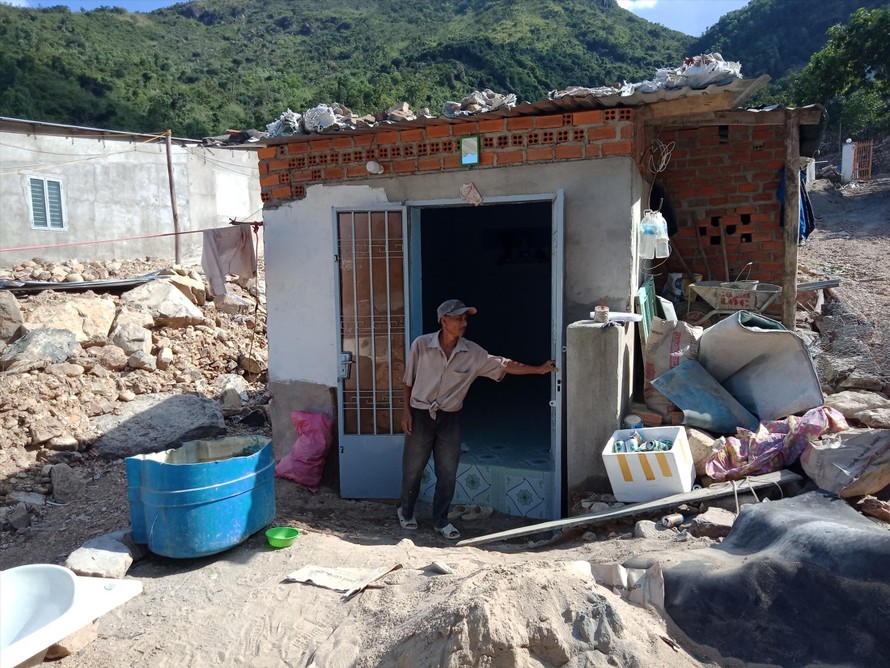 Người dân thôn Thành Phát, xã Phước Ðồng, TP Nha Trang về lại vùng sạt lở núi xây nhà trái phép. Ảnh: V.C