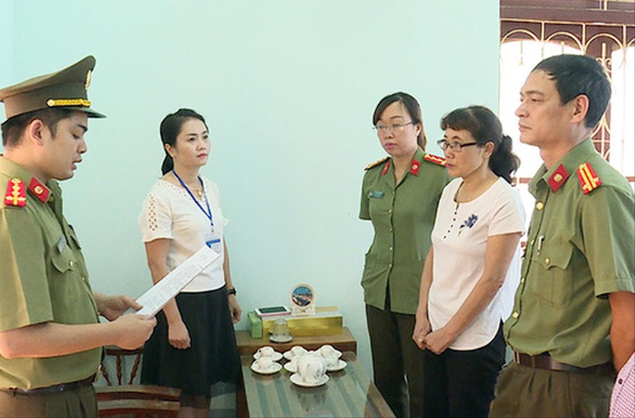 Cơ quan điều tra đọc lệnh khởi tố bị can Nguyễn Thị Hồng Nga. Ảnh: Cơ quan công an cung cấp