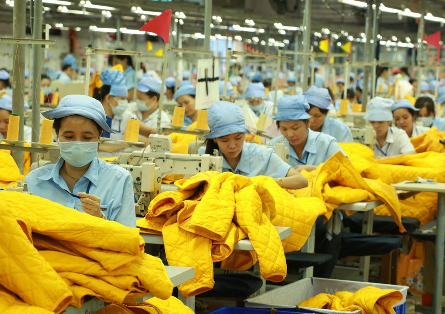 Ðiều người lao động cần là lương tối thiểu phải đáp ứng mức sống tối thiểu. Ảnh: Phạm Thanh