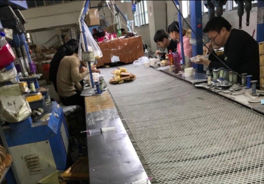 Lao động “chui” làm việc trong một xưởng sản xuất dép ở Trung Quốc (ảnh do lao động cung cấp)