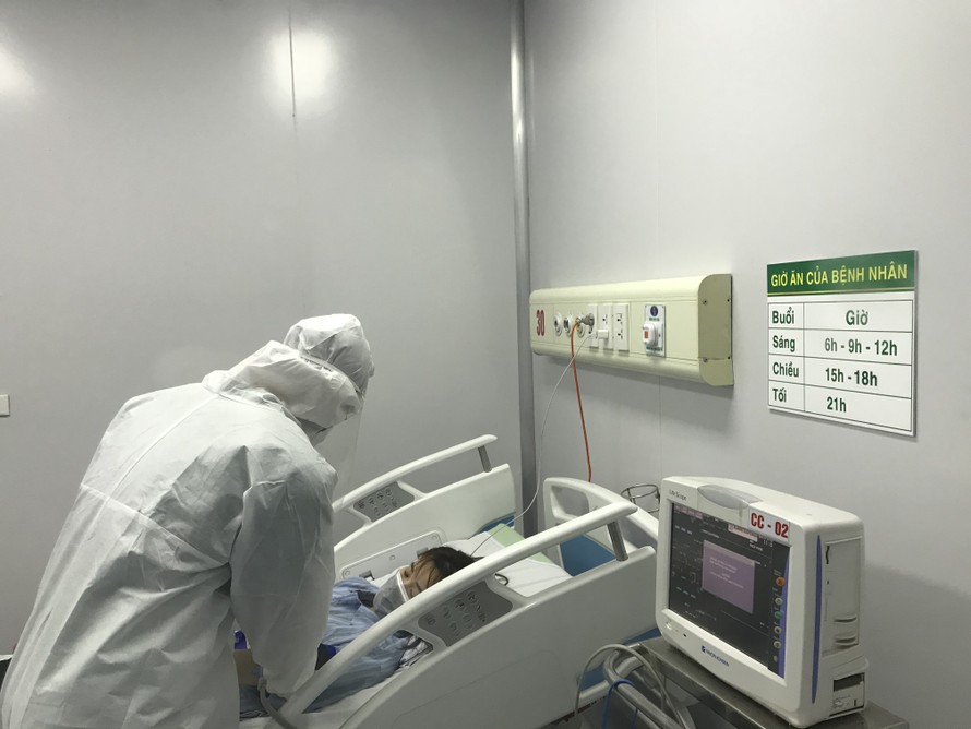 Bác sĩ khám cho bệnh nhân dương tính với Covid - 19 tại BV Bệnh Nhiệt đới T.Ư tháng 2/2020. Ảnh: Thái Hà
