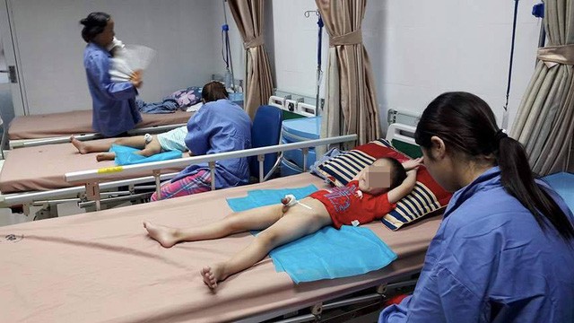 Trẻ bị sùi mào gà ở Hưng Yên được điều trị tại BV Da liễu TƯ. Ảnh: Internet