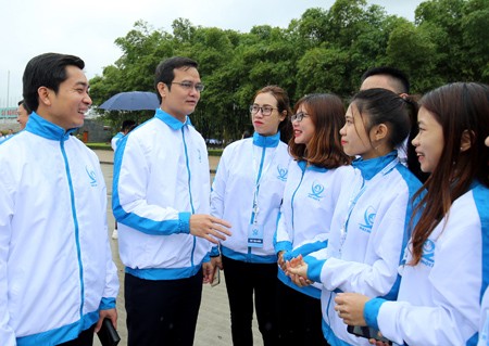 Anh Bùi Quang Huy (giữa) được bầu giữ chức Chủ tịch Trung ương Hội Sinh viên Việt Nam khóa X ảnh: Như Ý