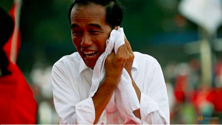 Tổng thống Indonesia Joko Widodo rửa mặt sau một cuộc vận động bầu cử ở tỉnh trung Java ảnh: Reuters 