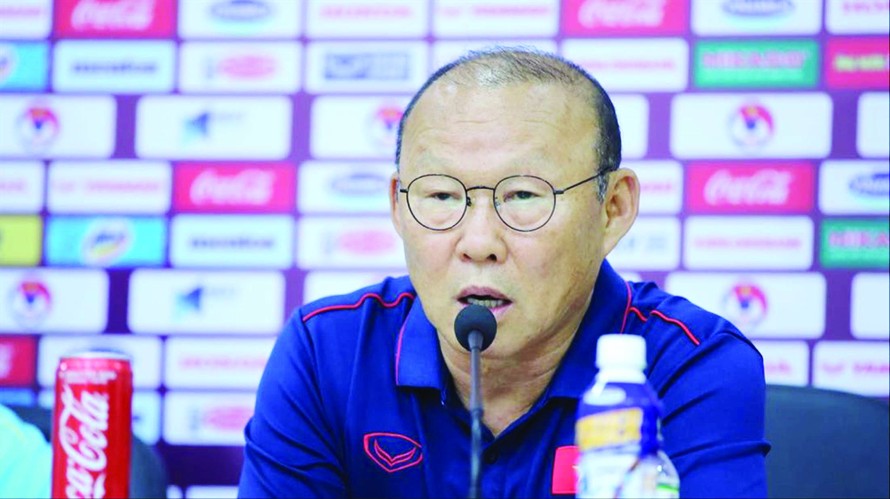 HLV Park Hang Seo thấy được sự quyết tâm trong ánh mắt các tuyển thủ Việt Nam trước trận gặp Thái Lan trên sân Mỹ Đình tối nay ảnh: MẠNH THẮNG 
