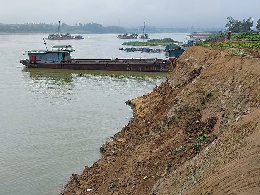 Đất hoa màu ven sông thuộc địa bàn xã An Đạo, huyện Phù Ninh bị sạt lở nghiêm trọng do hoạt động khai thác cát của Cty Gia Thịnh Phú Thọ 
