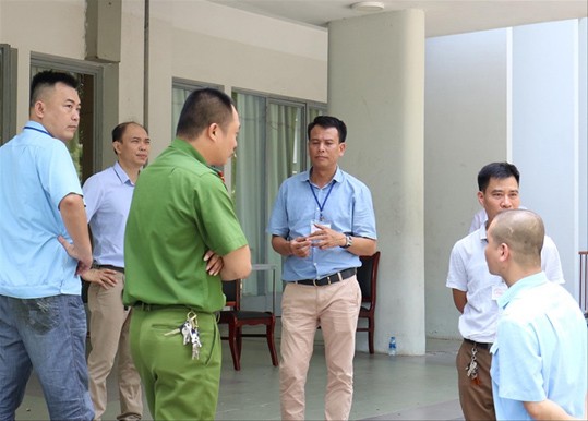 Công an và các lực lượng bảo vệ trước một điểm sao in đề thi ở Hà Nội 