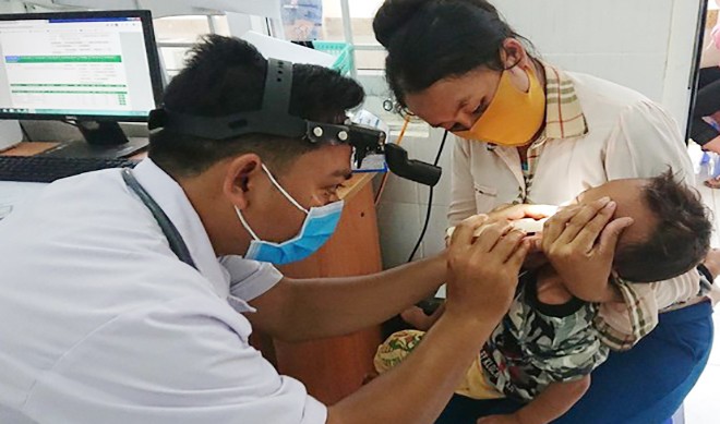  Khám bệnh ở Trạm y tế xã Quảng Hòa 