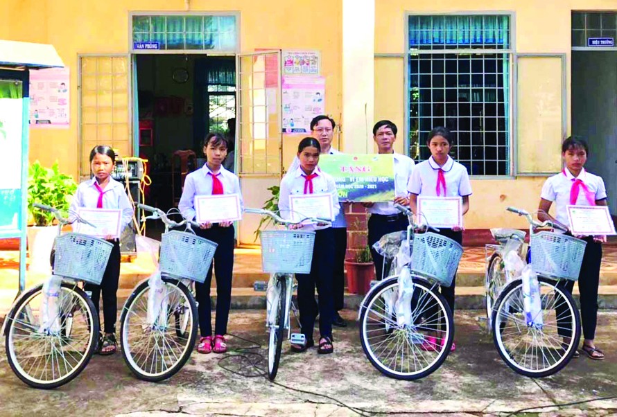 Viettel Gia Lai tặng xe đạp cho các em học sinh hoàn cảnh khó khăn 