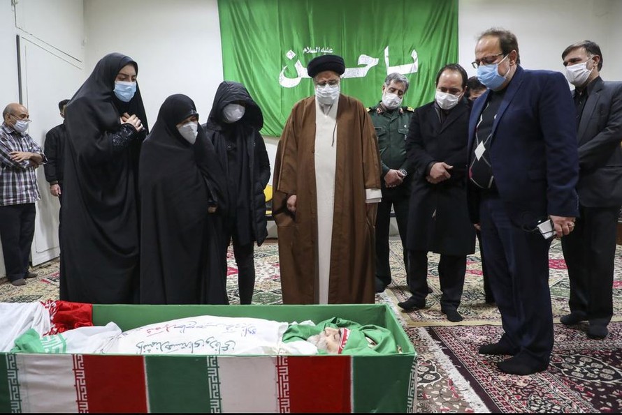 Bộ trưởng Tư pháp Iran Ayatollah Ebrahim Raisi bày tỏ lòng thành kính trước thi thể nhà khoa học Mohsen Fakhrizadeh ảnh: Mizan/AP 