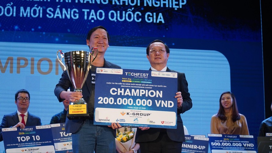 Bộ trưởng Bộ Khoa học và Công nghệ Huỳnh Thành Đạt trao cúp và phần thưởng giải Nhất cho Nền tảng Livestream Gostudio